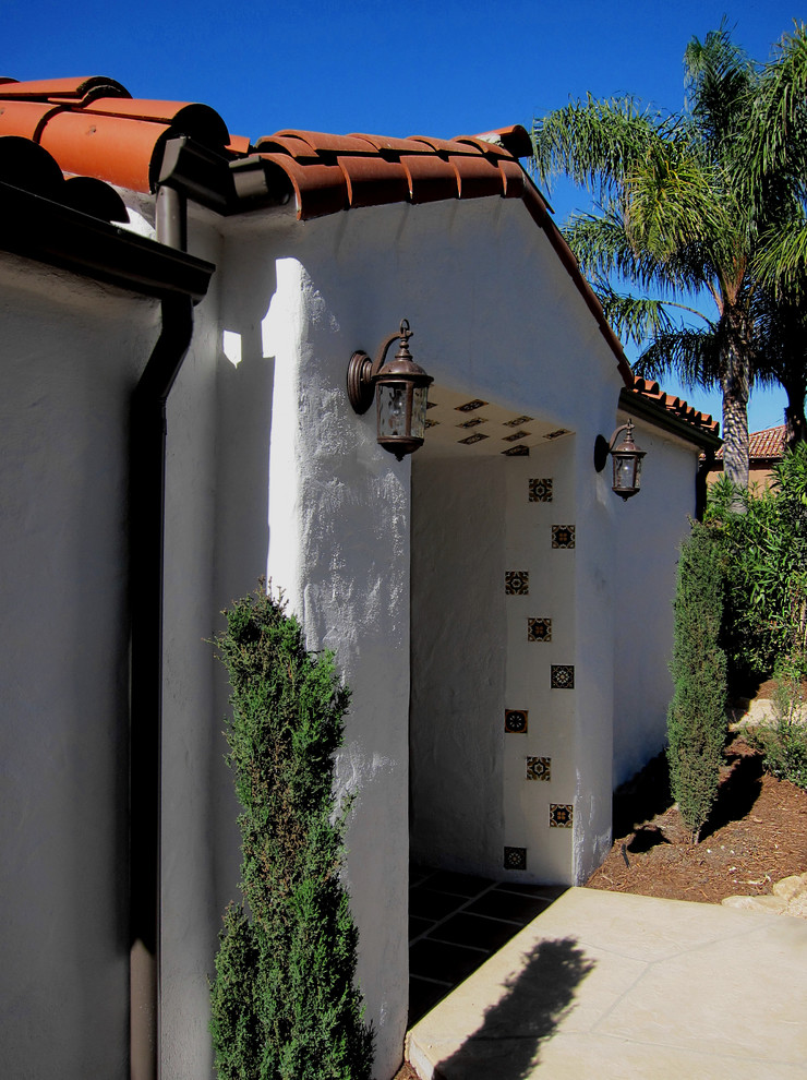 Einstöckiges, Mittelgroßes Mediterranes Einfamilienhaus mit Putzfassade, weißer Fassadenfarbe, Halbwalmdach und Ziegeldach in Santa Barbara