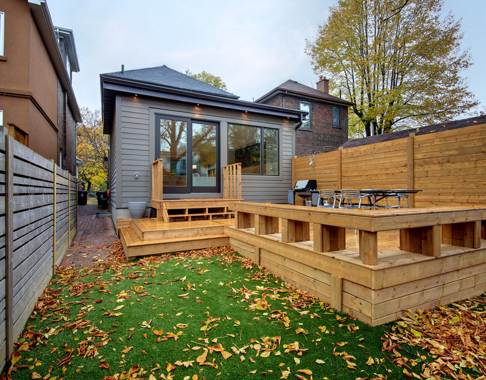 Свежая идея для дизайна: маленький, двухэтажный, кирпичный, желтый дом в современном стиле с плоской крышей для на участке и в саду - отличное фото интерьера