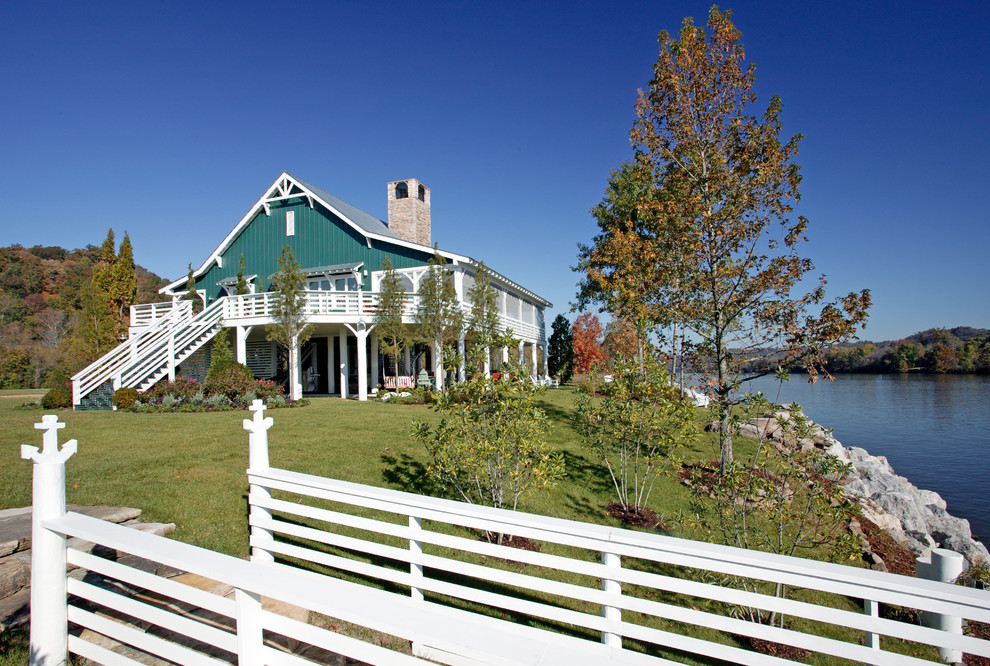Foto de fachada verde de estilo de casa de campo