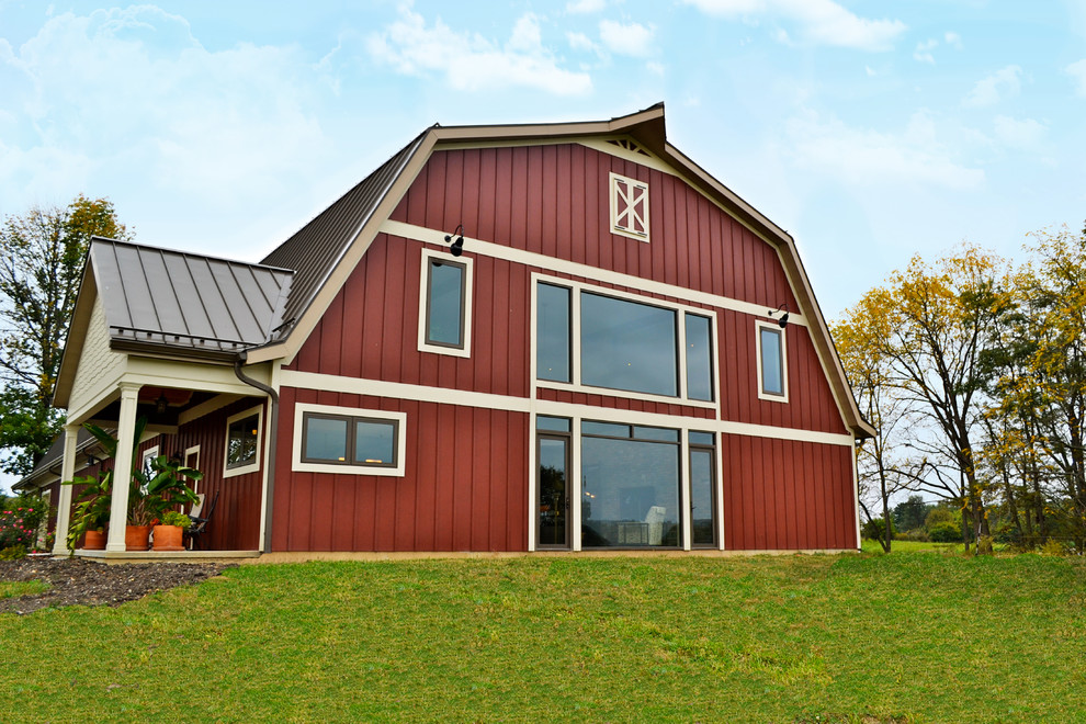 Modelo de fachada roja de estilo de casa de campo de dos plantas con tejado a doble faldón y revestimiento de madera