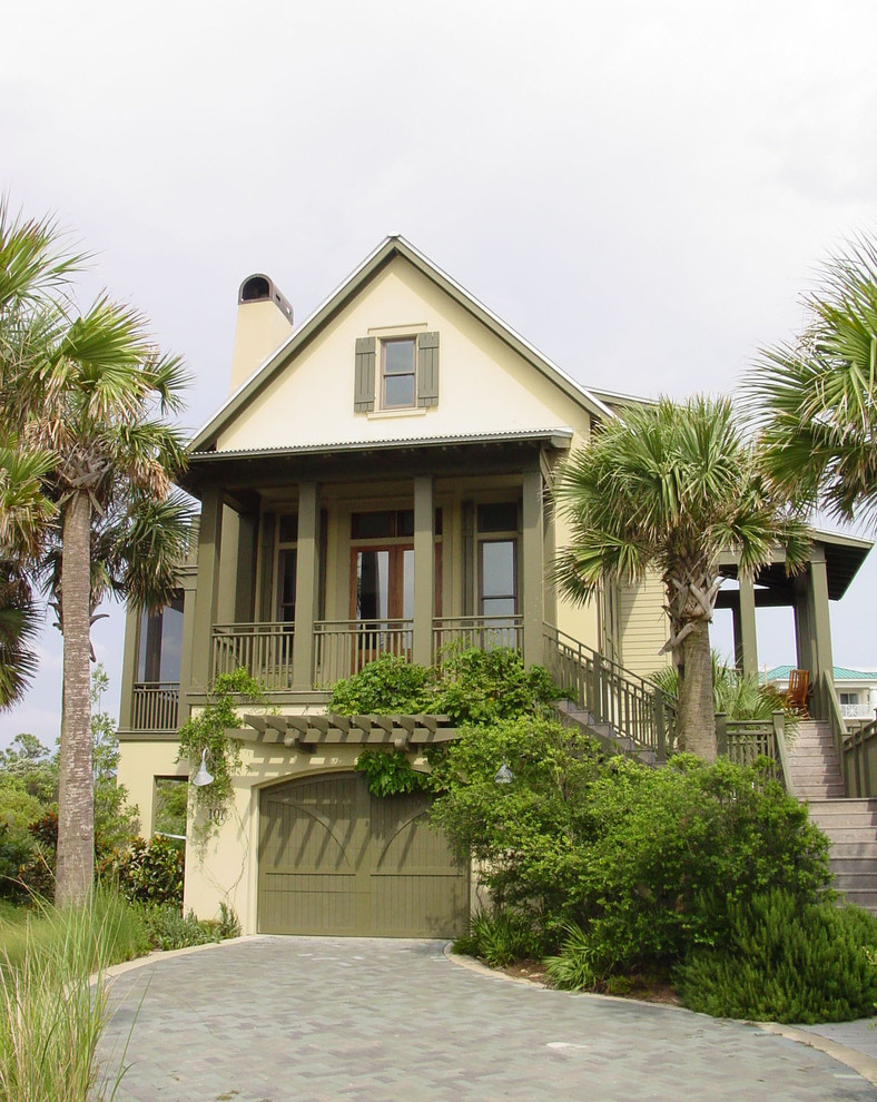 Inspiration pour une façade de maison jaune marine en bois à deux étages et plus avec un toit à deux pans.