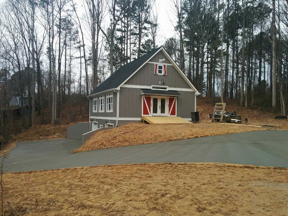 Cette photo montre une petite façade de maison grise nature en bois à deux étages et plus.