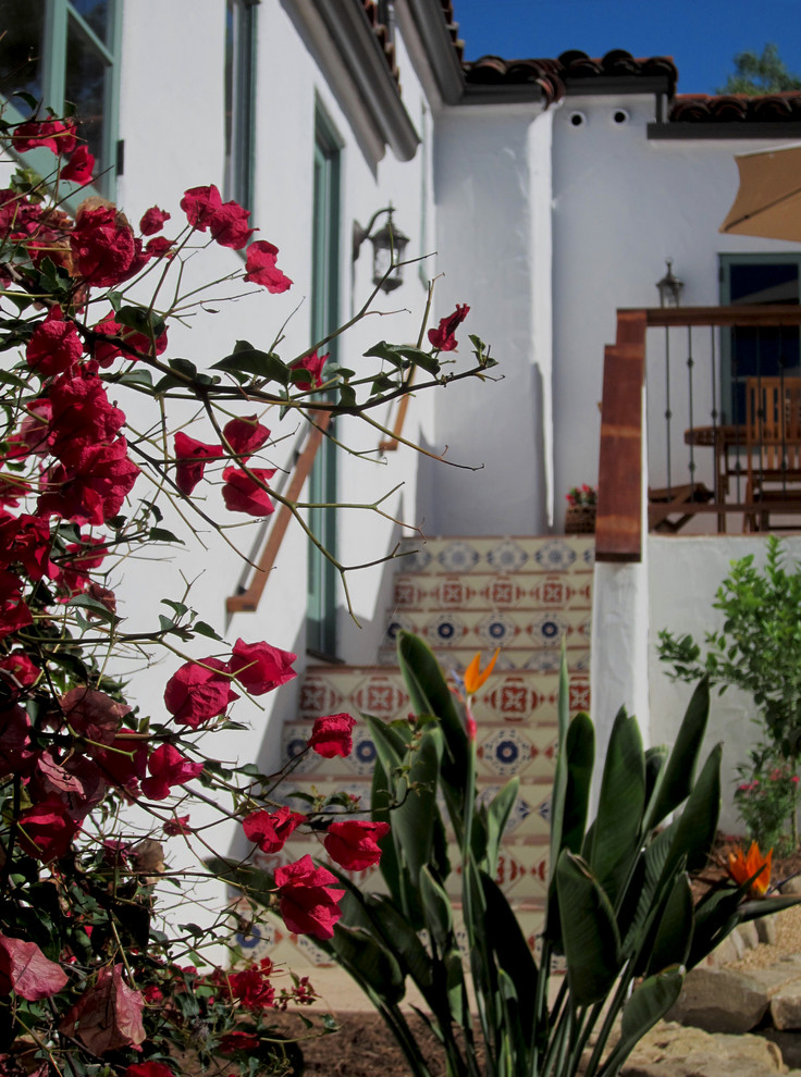 Mittelgroßes, Einstöckiges Mediterranes Einfamilienhaus mit Putzfassade, weißer Fassadenfarbe, Halbwalmdach und Ziegeldach in Santa Barbara