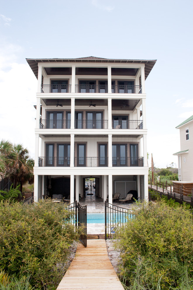 Источник вдохновения для домашнего уюта: большой, трехэтажный, бежевый дом в морском стиле с комбинированной облицовкой