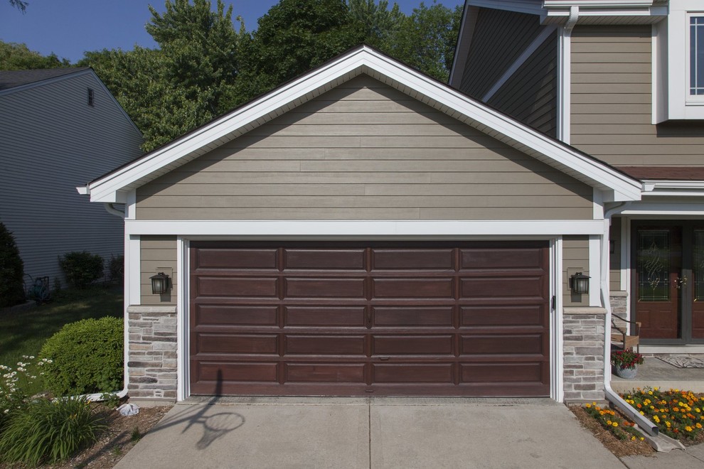 Example of a mid-sized classic garage design in Chicago