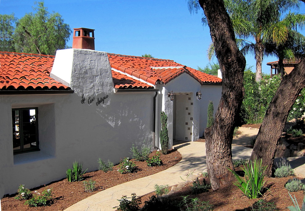 Ispirazione per la villa bianca mediterranea a un piano di medie dimensioni con rivestimento in stucco, falda a timpano e copertura in tegole