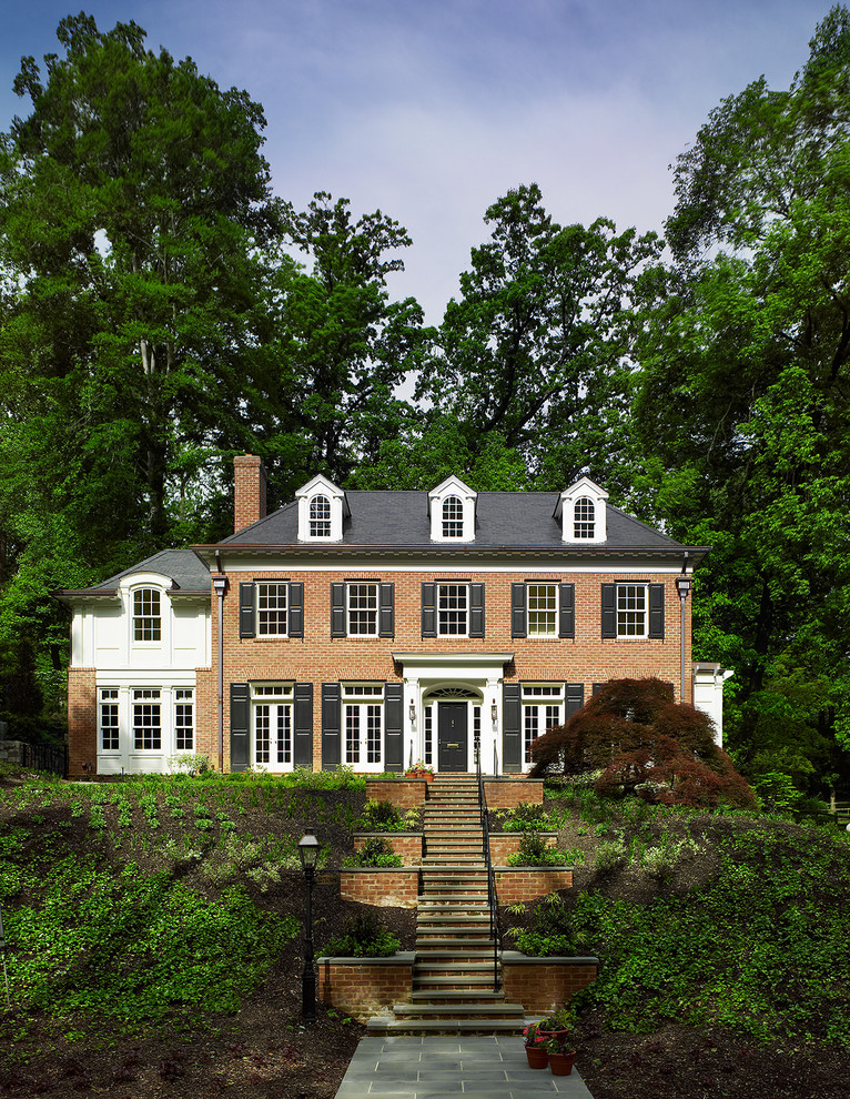 ワシントンD.C.にあるトラディショナルスタイルのおしゃれな家の外観 (レンガサイディング) の写真