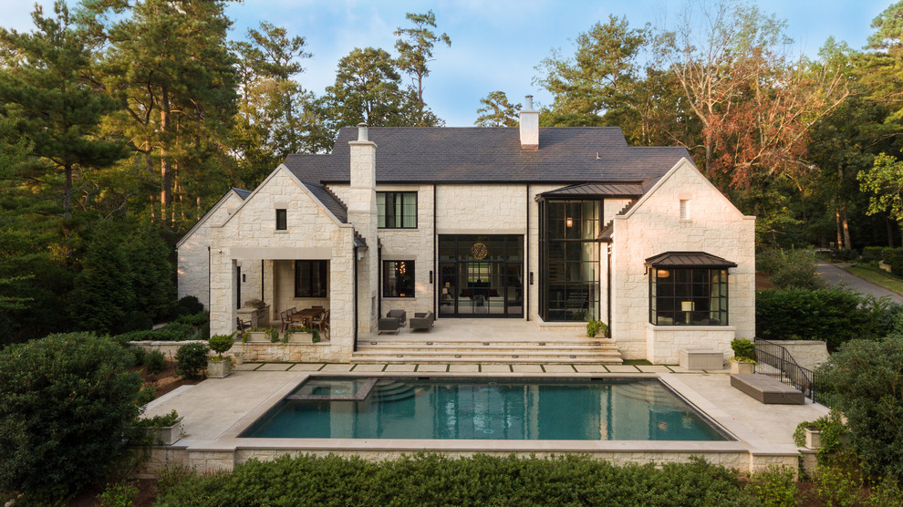Zweistöckiges Klassisches Einfamilienhaus mit Steinfassade und beiger Fassadenfarbe in Atlanta
