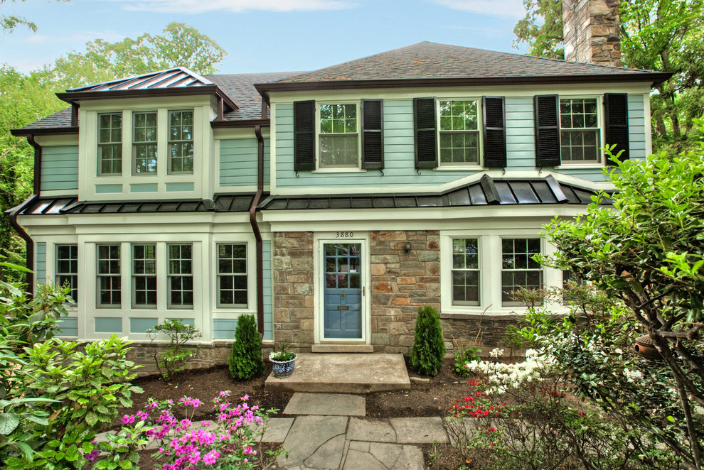 ワシントンD.C.にある高級な小さなトラディショナルスタイルのおしゃれな家の外観 (コンクリートサイディング) の写真
