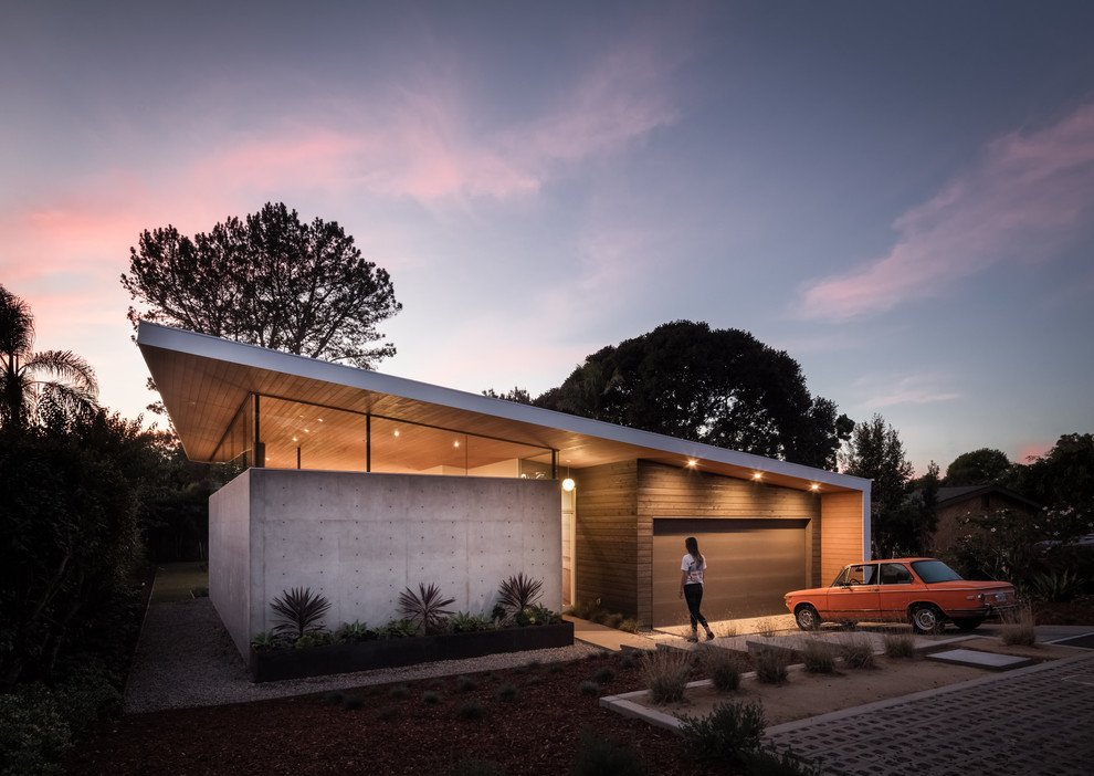 Свежая идея для дизайна: деревянный, черный дом в стиле модернизм с односкатной крышей - отличное фото интерьера