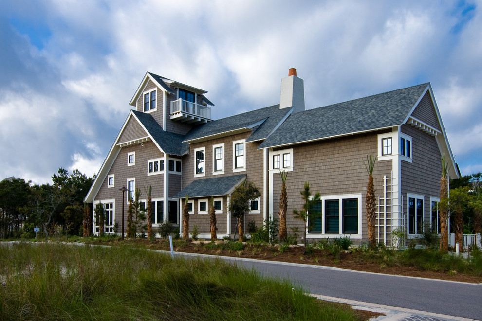 Пример оригинального дизайна: большой, двухэтажный, серый, деревянный дом в морском стиле