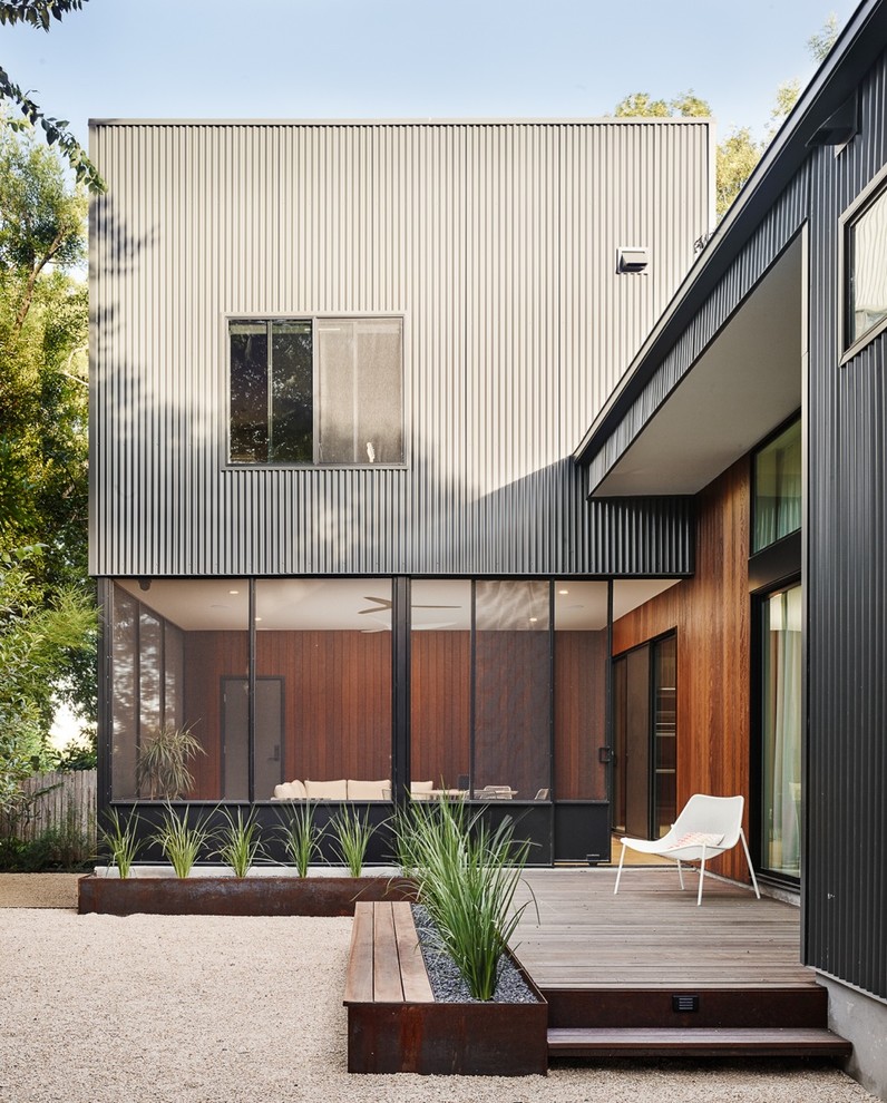Diseño de fachada gris actual de tamaño medio de dos plantas con tejado plano