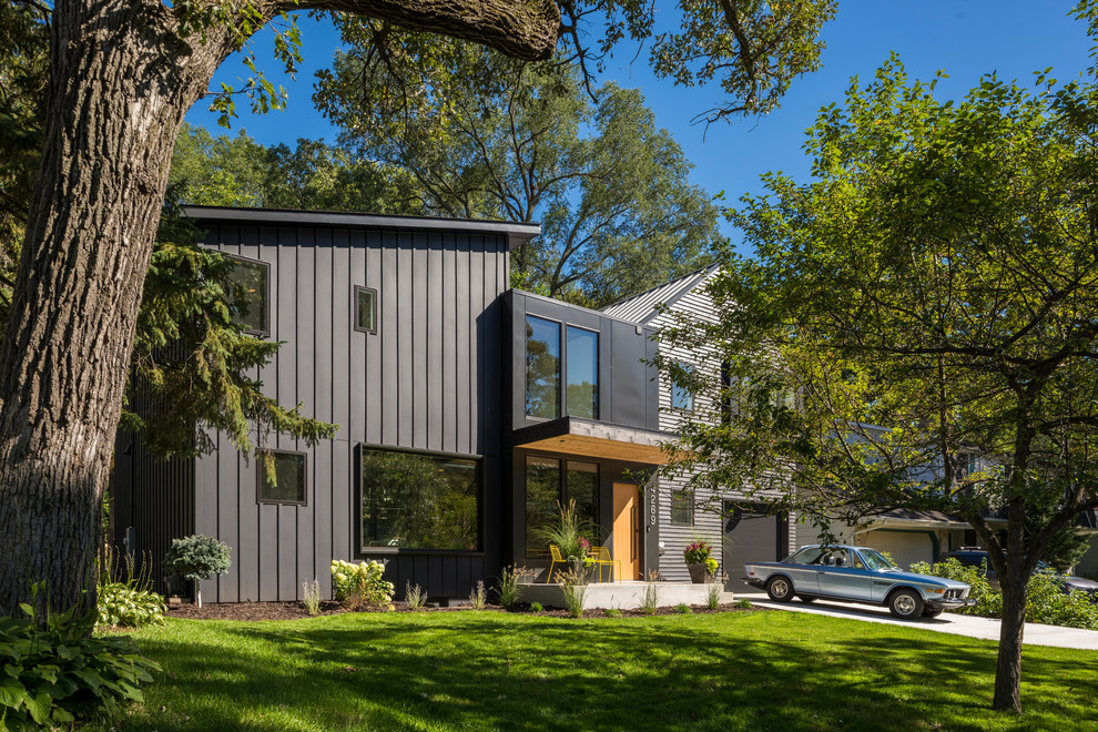 Idées déco pour une façade de maison moderne avec un revêtement mixte.