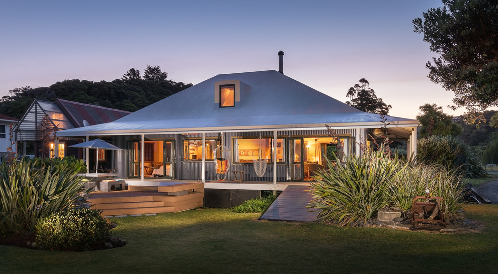 Kleine, Zweistöckige Maritime Holzfassade Haus mit schwarzer Fassadenfarbe und Walmdach in Auckland