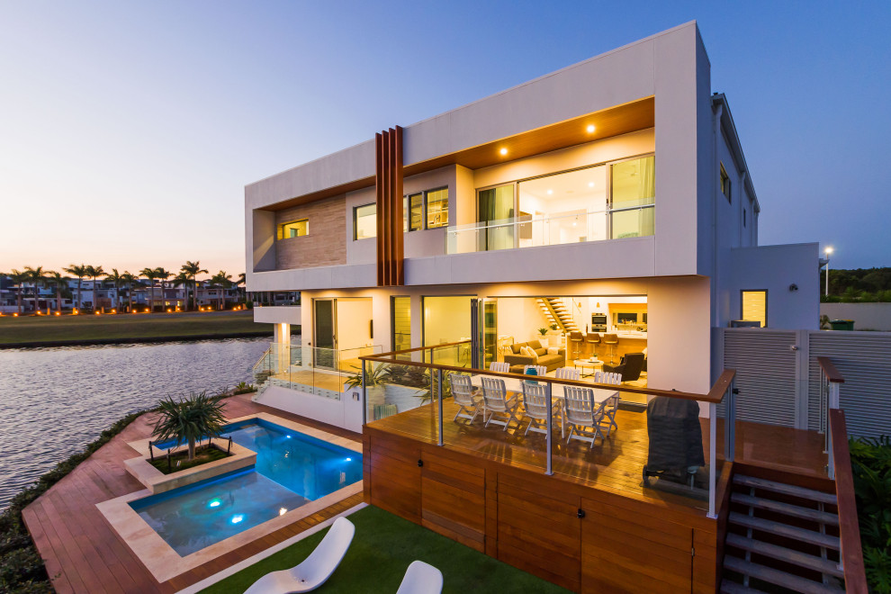 Geräumiges, Zweistöckiges Maritimes Einfamilienhaus mit Backsteinfassade, weißer Fassadenfarbe, Flachdach und Blechdach in Gold Coast - Tweed