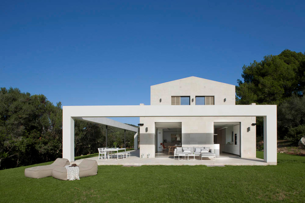 Свежая идея для дизайна: двухэтажный, большой, серый дом в современном стиле с облицовкой из бетона и двускатной крышей - отличное фото интерьера