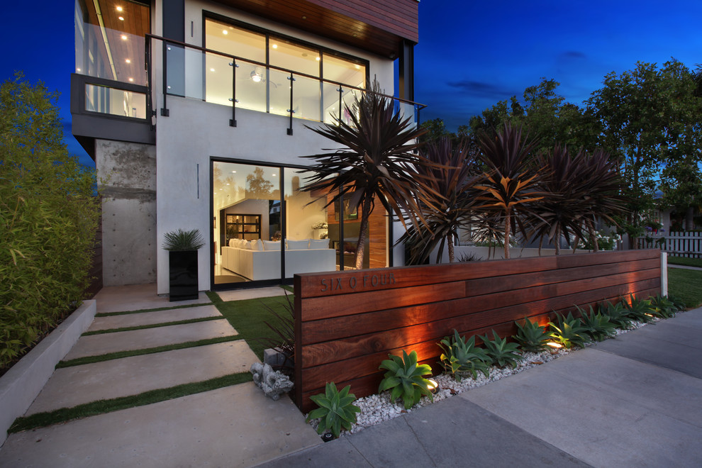 Contemporary house exterior in Orange County.