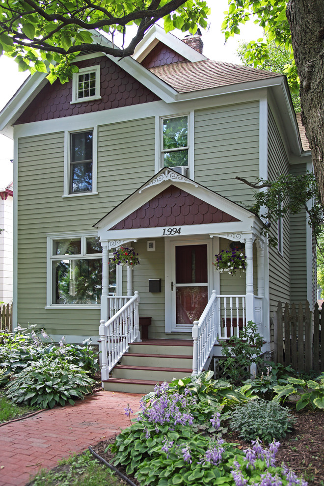 ミネアポリスにあるお手頃価格の中くらいなヴィクトリアン調のおしゃれな家の外観 (コンクリート繊維板サイディング、緑の外壁) の写真
