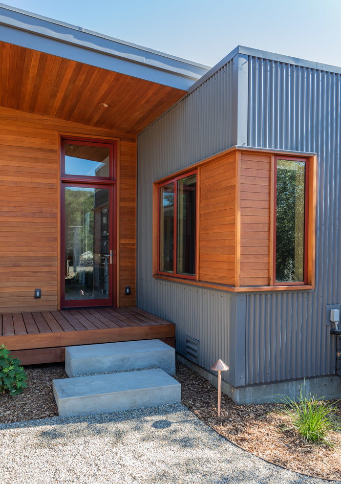 Kleines, Einstöckiges Modernes Einfamilienhaus mit Mix-Fassade, grauer Fassadenfarbe und Flachdach in San Francisco