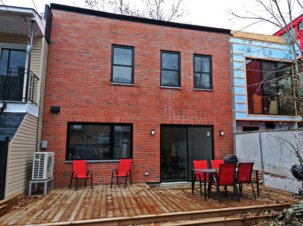 На фото: двухэтажный, кирпичный, красный дуплекс в стиле модернизм с плоской крышей с