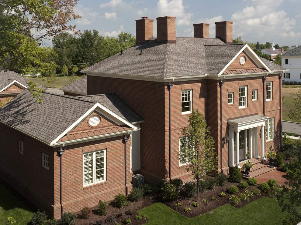 Diseño de fachada de casa gris y roja clásica de tres plantas con revestimiento de ladrillo, tejado a cuatro aguas, tejado de teja de madera y panel y listón