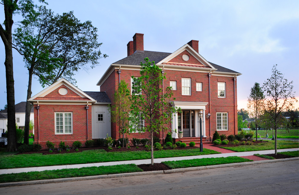 Modelo de fachada de casa gris y roja clásica de tres plantas con revestimiento de ladrillo, tejado a cuatro aguas, tejado de teja de madera y panel y listón