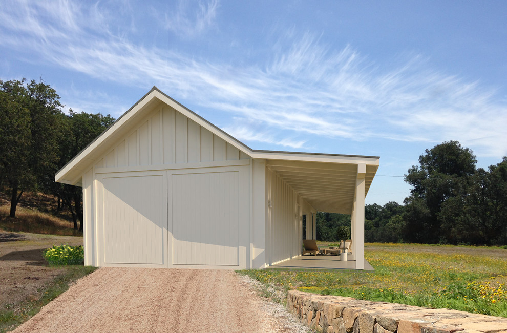 Exemple d'une façade de maison blanche nature en bois de plain-pied avec un toit à deux pans.