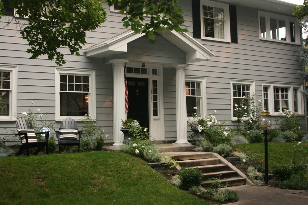 Источник вдохновения для домашнего уюта: двухэтажный, серый частный загородный дом среднего размера в классическом стиле с облицовкой из ЦСП