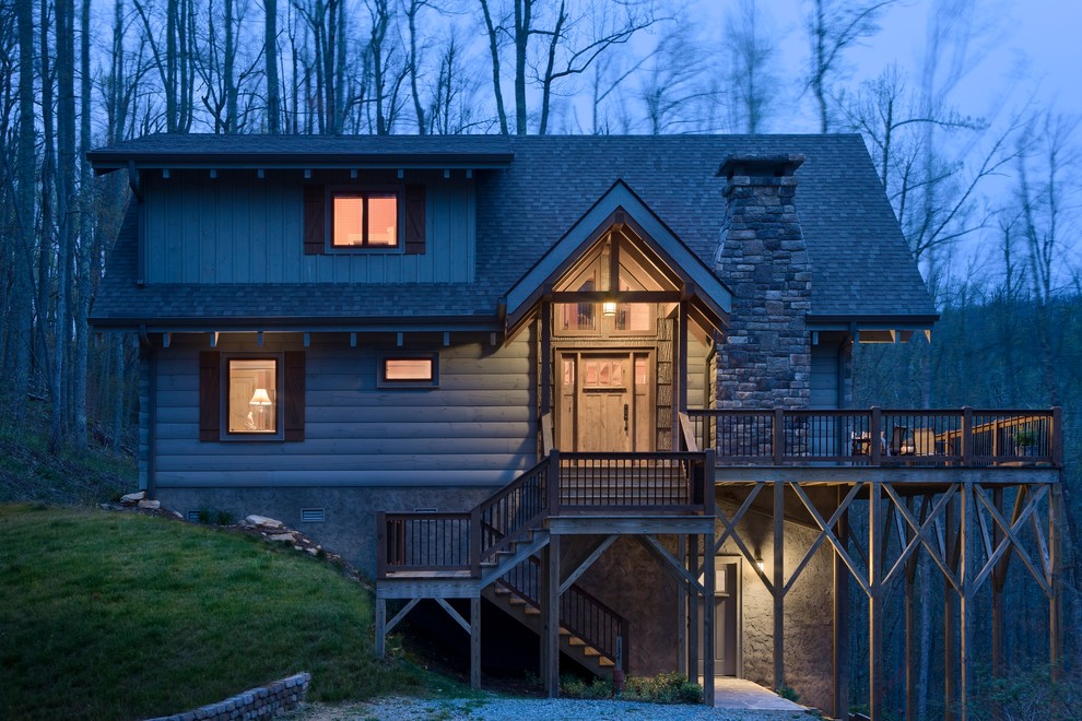 Idées déco pour une façade de maison montagne en bois à un étage.