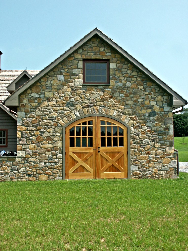 Aménagement d'une façade de maison grise campagne de taille moyenne et à un étage avec un toit à deux pans et un revêtement mixte.