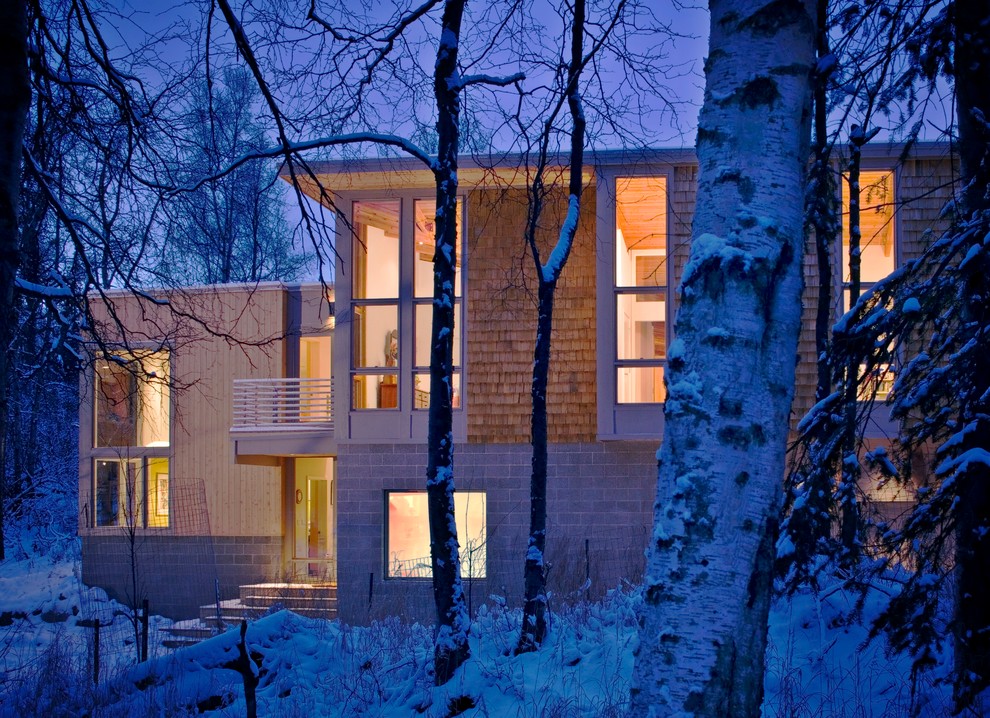 Modelo de fachada de casa contemporánea de dos plantas con revestimientos combinados y tejado plano