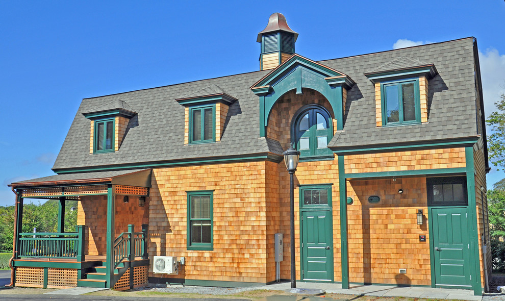 Exemple d'une grande façade de maison marron chic en bois à un étage avec un toit de Gambrel.