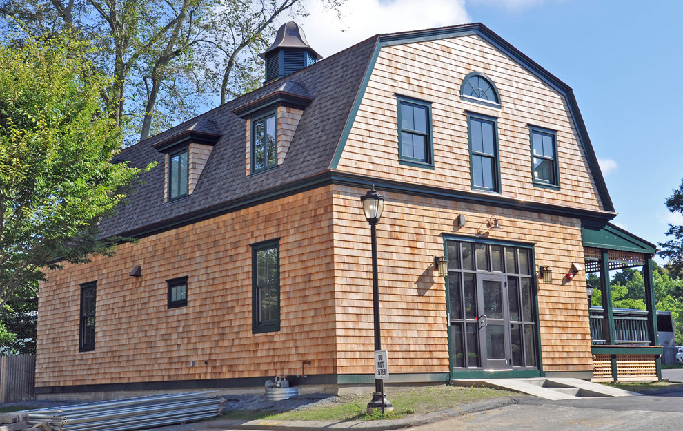 Mittelgroße, Zweistöckige Klassische Holzfassade Haus mit brauner Fassadenfarbe und Mansardendach in Providence