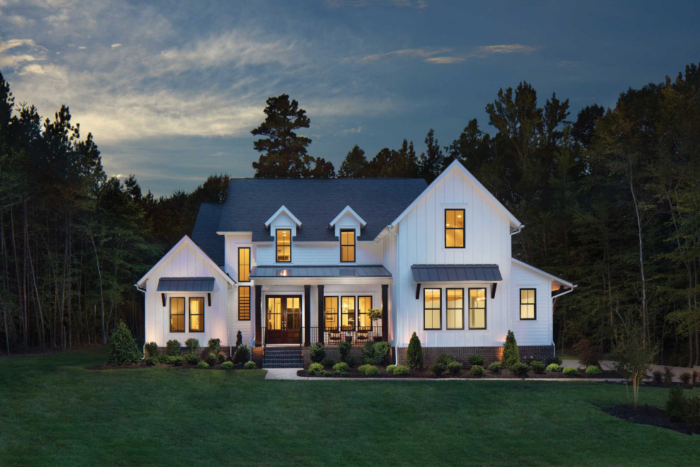 Modelo de fachada de casa blanca clásica renovada grande de dos plantas con tejado a dos aguas y tejado de varios materiales
