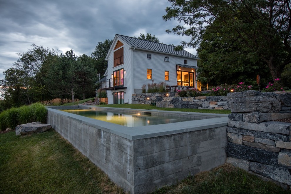 Großes, Zweistöckiges Country Haus mit weißer Fassadenfarbe, Satteldach und Blechdach in Burlington