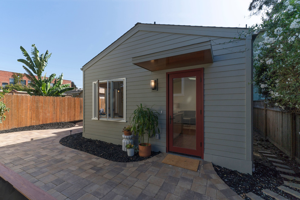 Kleines, Einstöckiges Rustikales Einfamilienhaus mit Faserzement-Fassade, grauer Fassadenfarbe, Satteldach und Schindeldach in San Francisco