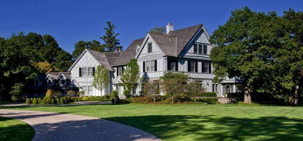 На фото: огромный, трехэтажный, серый дом в викторианском стиле с двускатной крышей