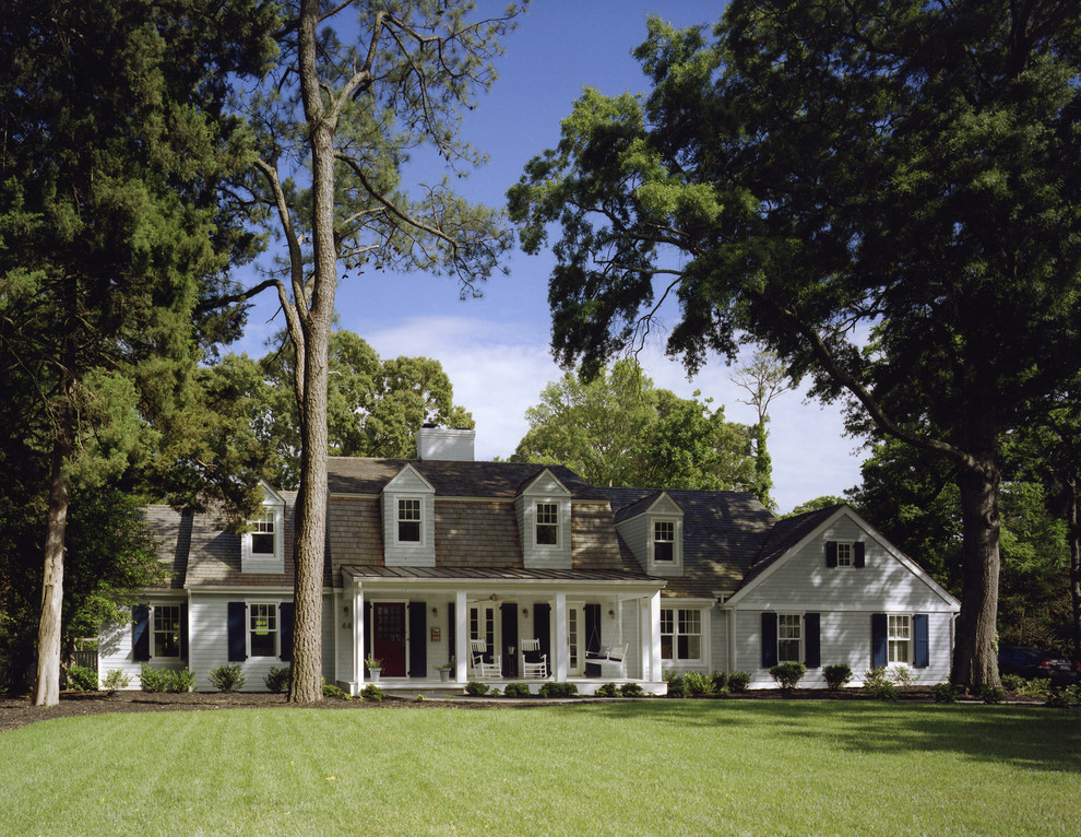 На фото: двухэтажный, серый дом среднего размера в классическом стиле с облицовкой из ЦСП и крышей из смешанных материалов