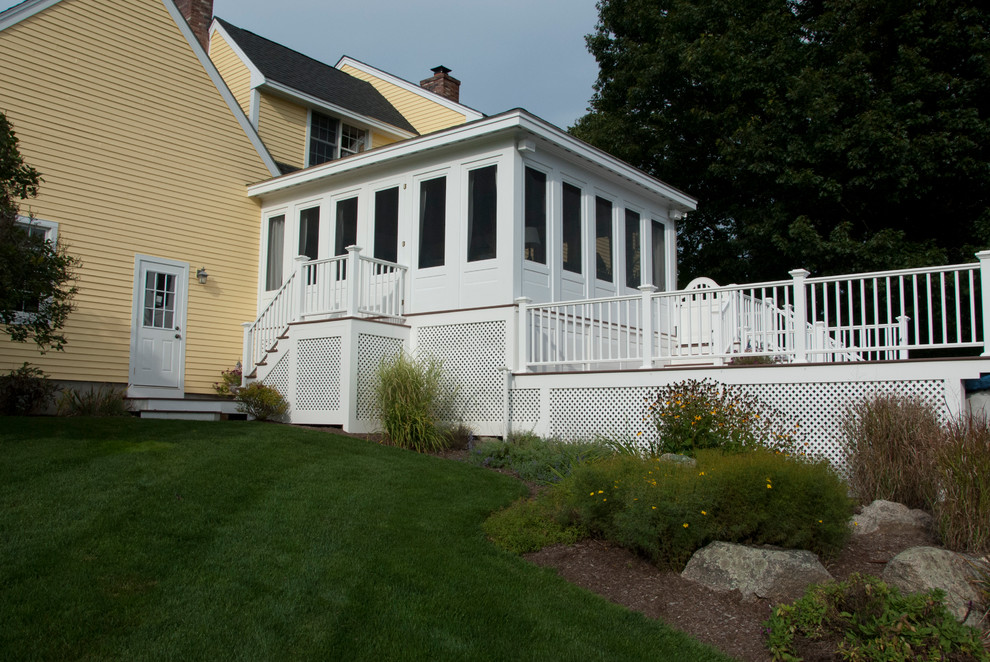Immagine della facciata di una casa gialla contemporanea a due piani di medie dimensioni con rivestimento in vinile e tetto a capanna