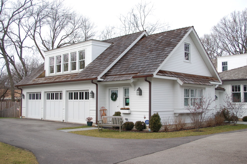 Immagine della facciata di una casa bianca american style a due piani di medie dimensioni con rivestimento con lastre in cemento e tetto a capanna
