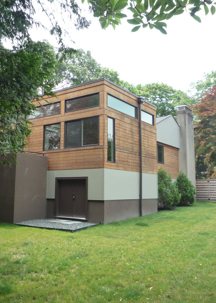 Idee per la facciata di una casa grigia moderna a piani sfalsati con rivestimento in legno
