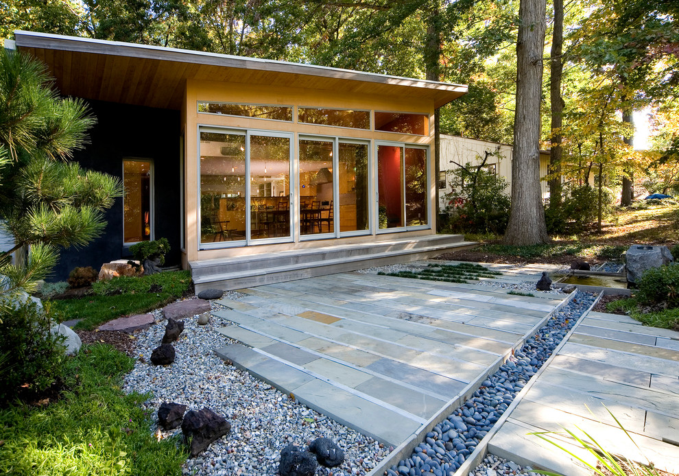 Inspiration pour une grande façade de maison minimaliste de plain-pied avec un revêtement mixte et un toit plat.