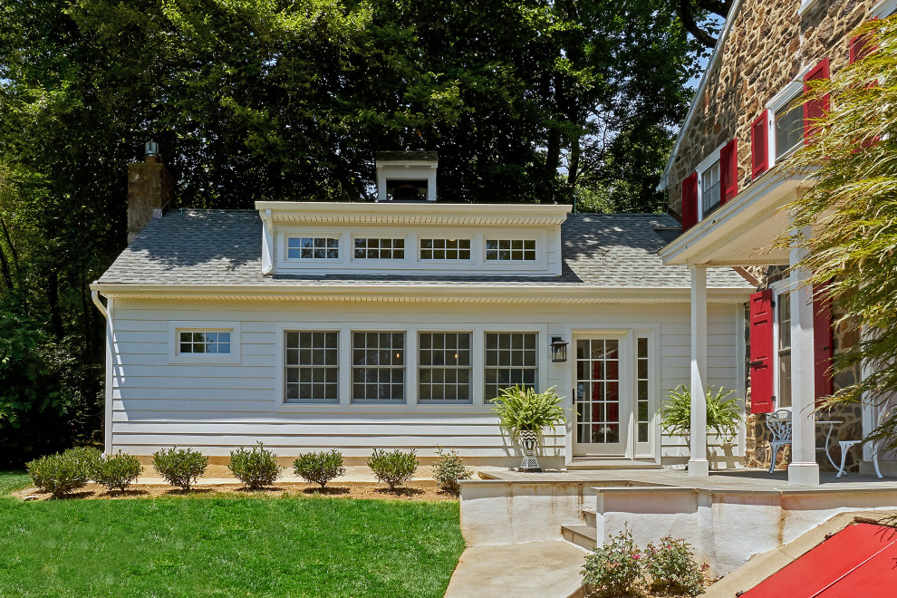 Großes, Einstöckiges Country Haus mit beiger Fassadenfarbe in Philadelphia