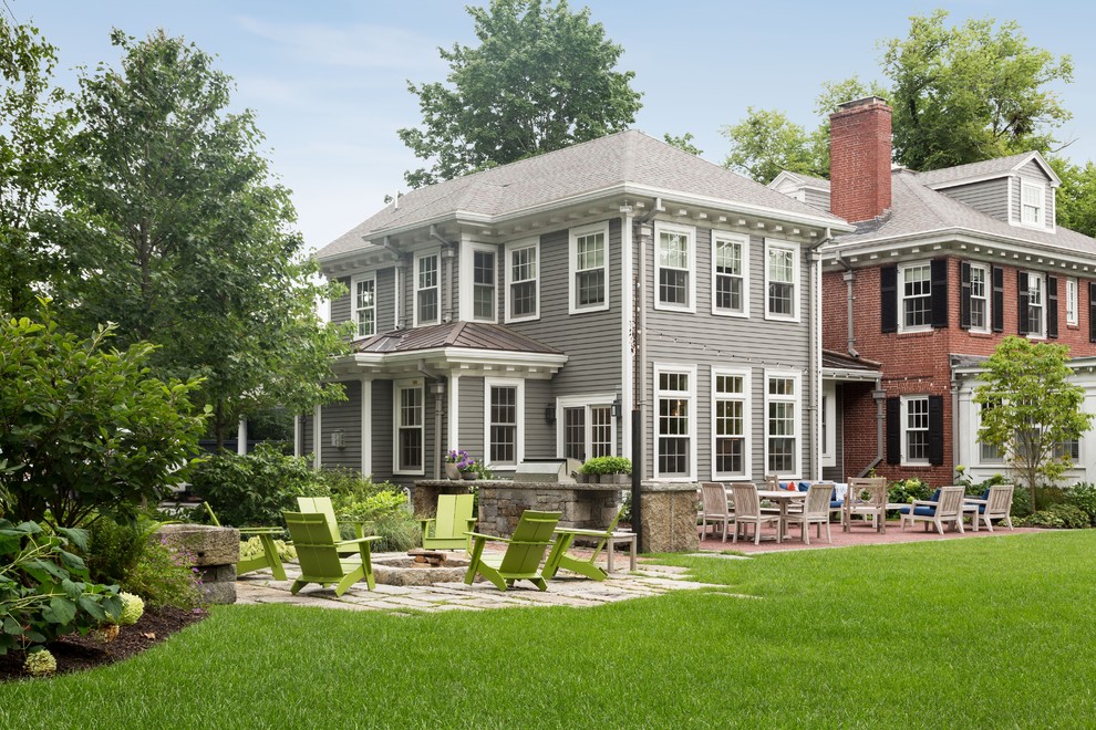 Geräumiges, Zweistöckiges Klassisches Haus mit grauer Fassadenfarbe, Walmdach und Schindeldach in Boston