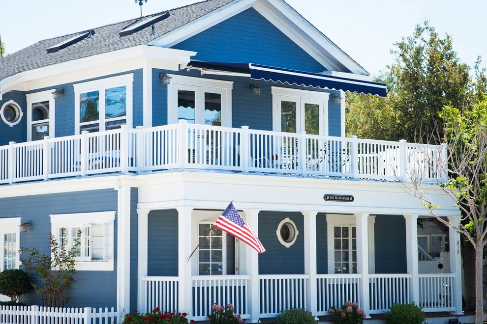 Ispirazione per la facciata di una casa grande blu classica a due piani con rivestimento in legno e tetto a capanna