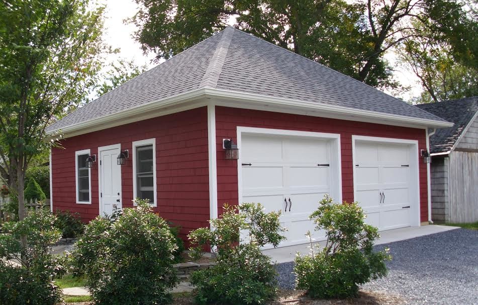 Cette image montre une grande façade de maison rouge craftsman en bois de plain-pied avec un toit à quatre pans et un toit en shingle.