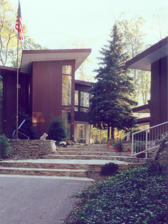 Design ideas for a midcentury house exterior in Grand Rapids.