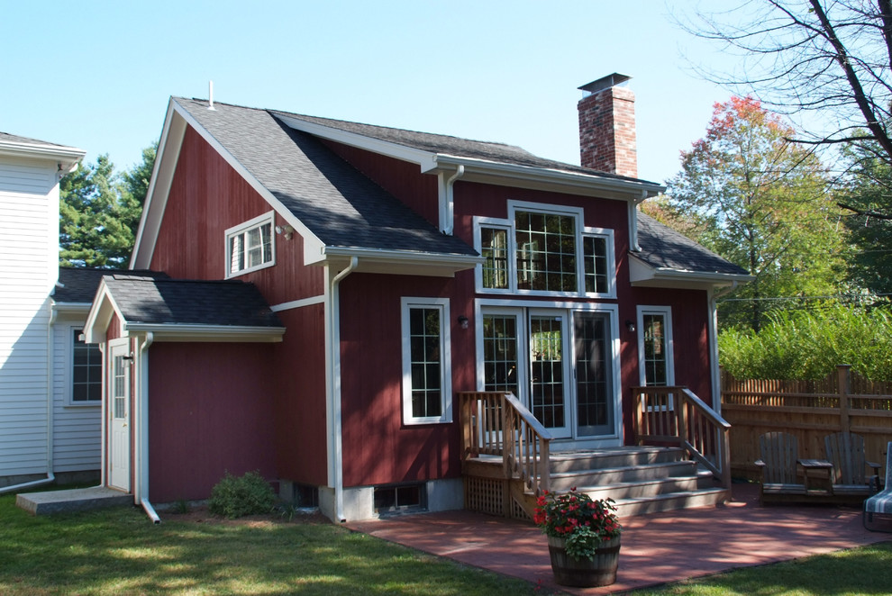 Ispirazione per la facciata di una casa rossa country a un piano di medie dimensioni con rivestimento in legno e tetto a capanna