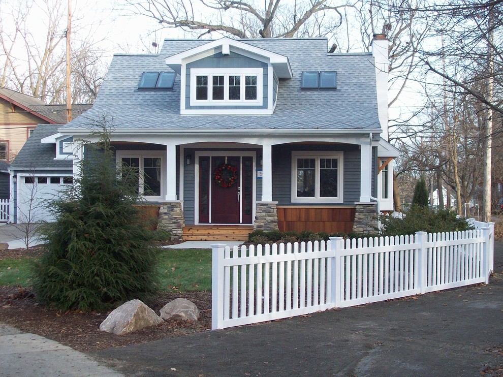 Modelo de fachada gris de estilo americano de tamaño medio de dos plantas con revestimiento de madera y tejado a dos aguas