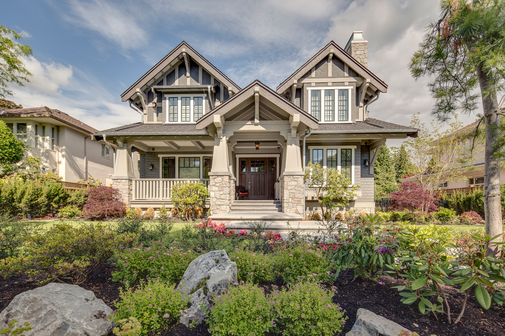 Dreistöckiges, Geräumiges Rustikales Haus mit Satteldach, Steinfassade und grauer Fassadenfarbe in Vancouver